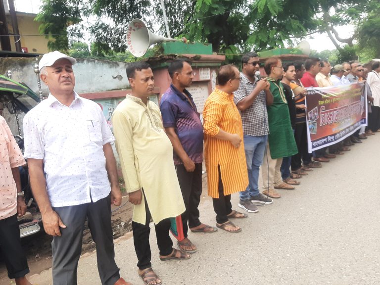 হরিজন পল্লী উচ্ছেদের চেষ্টার প্রতিবাদে সাতক্ষীরায় মানববন্ধন
