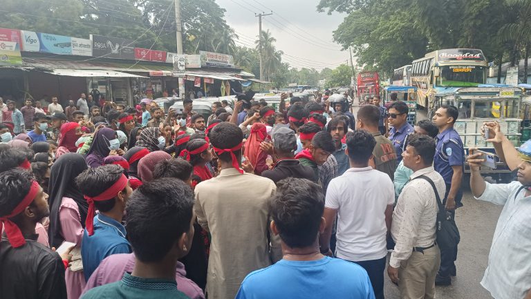 চাঁদপুরে চোখে লাল কাপড় বেঁধে শিক্ষার্থীদের বিক্ষোভ