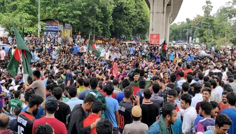 কোটা বাতিলে শাহবাগে শিক্ষার্থীদের অবরোধ, যান চলাচল বন্ধ