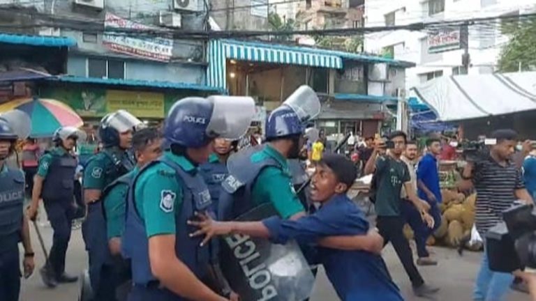 চট্টগ্রামে পুলিশের সঙ্গে শিক্ষার্থীদের দফায় দফায় সংঘর্ষ