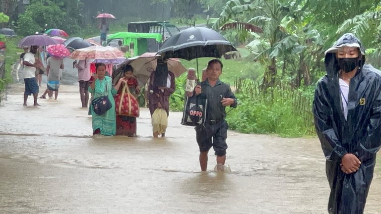 সাজেকে আটকা পড়েছে শতাধিক পর্যটক