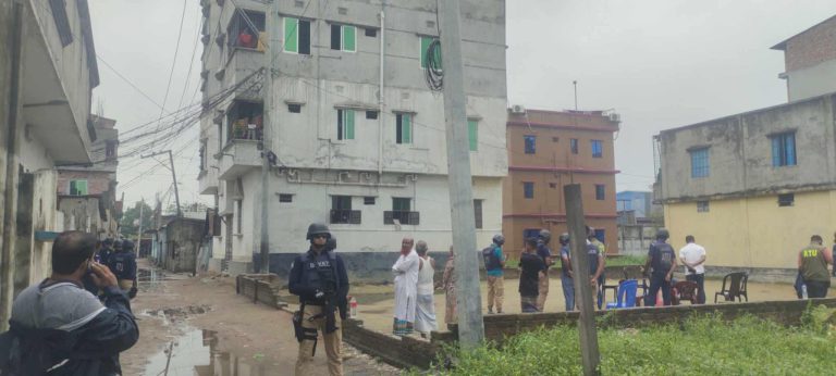 নারায়ণগঞ্জে জঙ্গি আস্তনা সন্দেহে বাড়ি ঘেড়াও