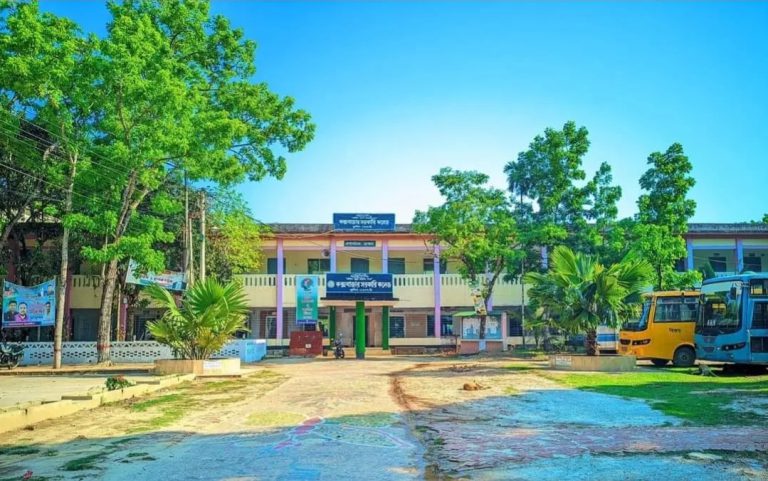 মেয়ে পরীক্ষা কেন্দ্রে, স্বামীর মরদেহ নিয়ে বাড়ির পথে স্ত্রী