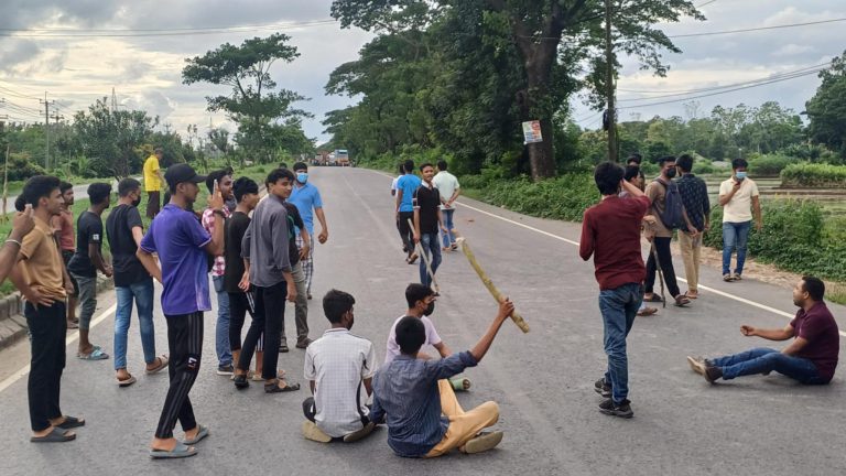 ঢাকা-চট্টগ্রাম মহাসড়ক অবরোধ করে শিক্ষার্থীদের বিক্ষোভ