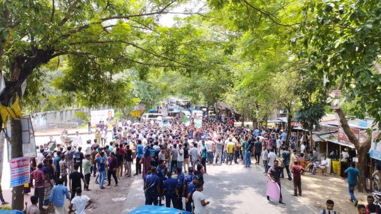 কোটা সংস্কারের দাবিতে পাবিপ্রবি শিক্ষার্থীদের মহাসড়ক অবরোধ