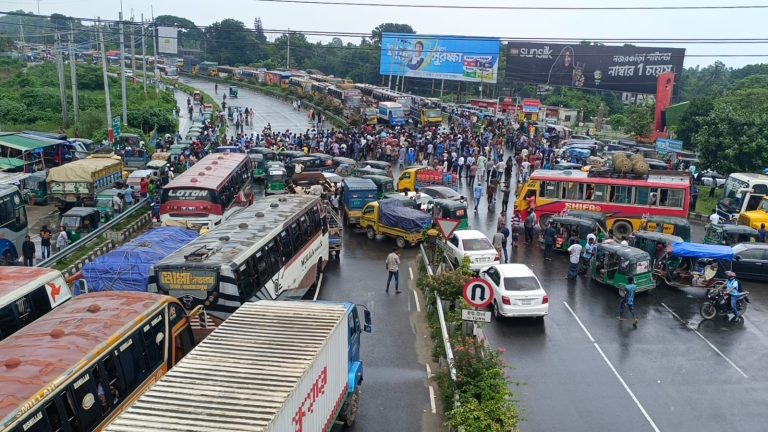 কোটা আন্দোলন: শিক্ষার্থীদের ঢাকা-টাঙ্গাইল মহাসড়ক অবরোধ