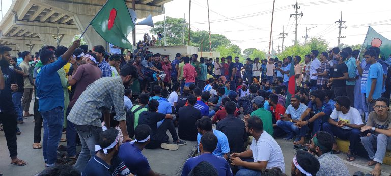 কোটাপদ্ধতি বাতিল: রাবি শিক্ষার্থীদের রেল লাইন অবরোধ