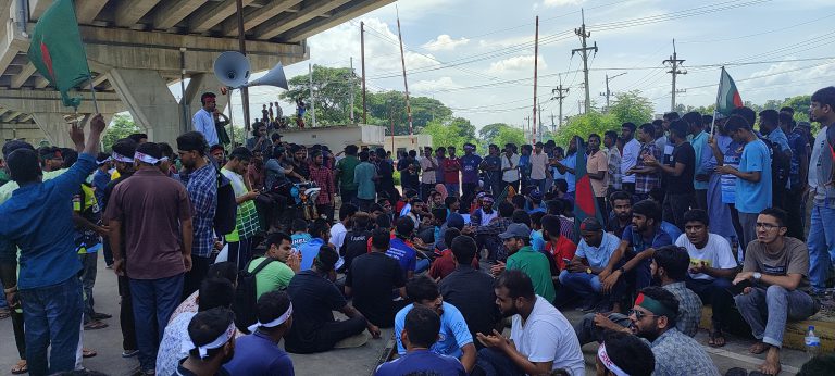 রেল লাইনে অবরোধ তুলে নিয়েছে রাবি শিক্ষার্থীরা