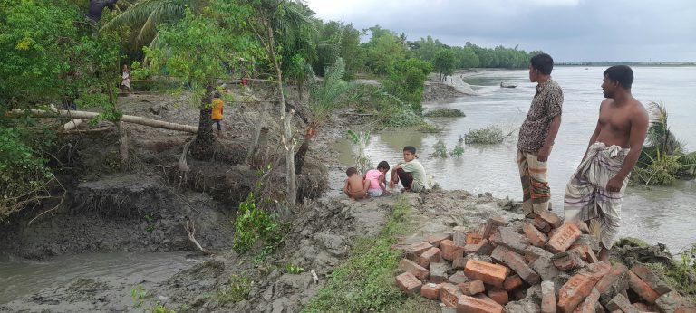 রামপালে নদী ভাঙ্গনে পানিবন্দি শতাধিক পরিবার