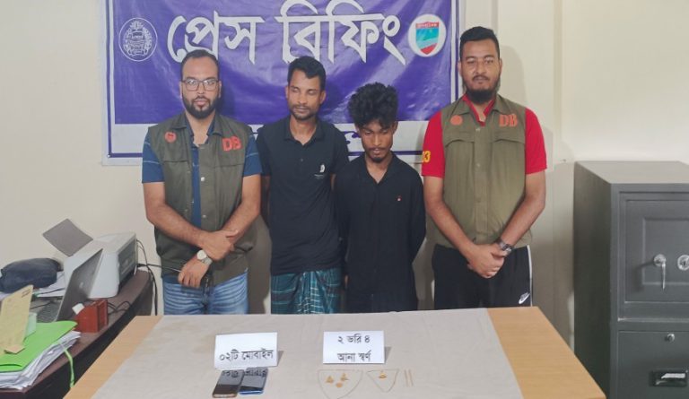 মায়ের গয়না চুরি করে অনলাইনে জুয়া, ছেলেসহ গ্রেপ্তার ২