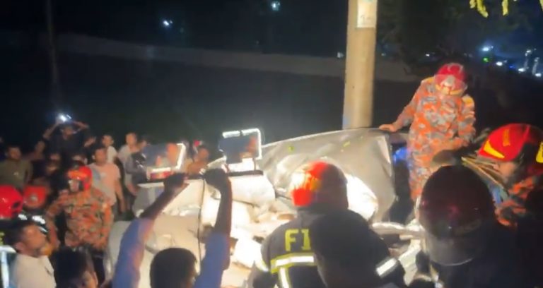 প্রাইভেটকার নিয়ন্ত্রণ হারিয়ে গাছের সঙ্গে ধাক্কা, নিহত ৪
