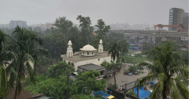 ছুটির সকালে রাজধানীতে ঝুম বৃষ্টি, দুর্ভোগে পথচারীরা