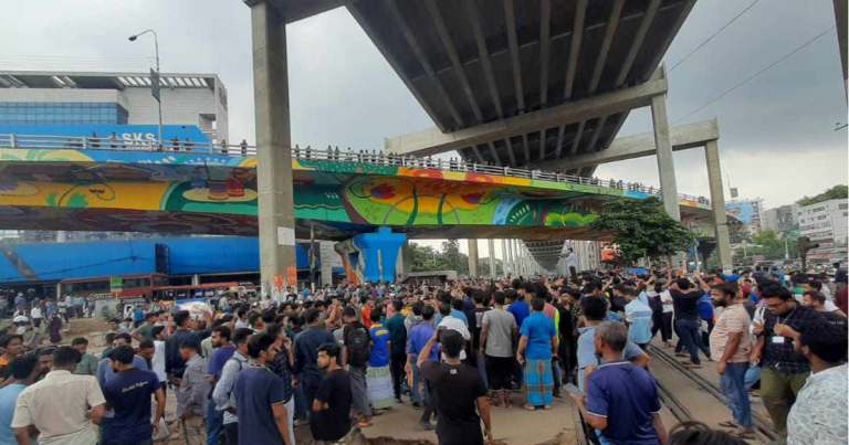 রেললাইন অবরোধ: ঢাকার সঙ্গে সারাদেশের ট্রেন চলাচল বন্ধ
