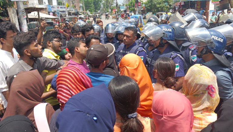 যশোরে শিক্ষার্থীদের ওপর পুলিশের লাঠিচার্জ