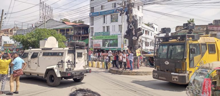 খুলনায় শিক্ষার্থীদের সঙ্গে পুলিশের সংঘর্ষ