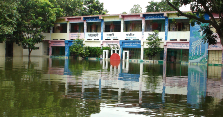সিরাজগঞ্জে যমুনা পানি কমলেও কমেনি দূর্ভোগ
