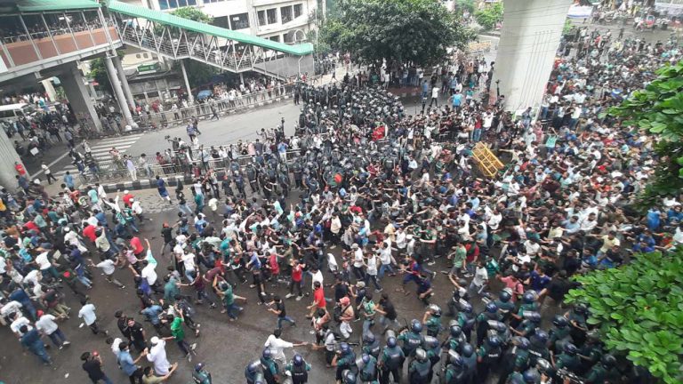 ব্যারিকেড ভেঙে শাহবাগে শিক্ষার্থীদের অবস্থান