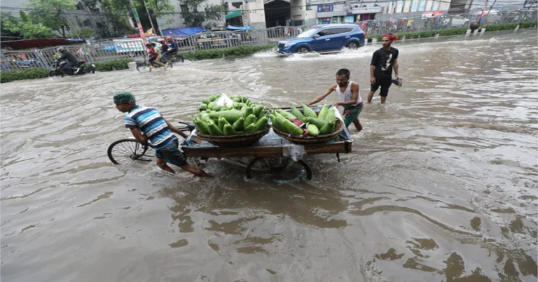 তিন ঘণ্টার ৬০ মিলিমিটার বৃষ্টিতে ডুবল রাজধানী