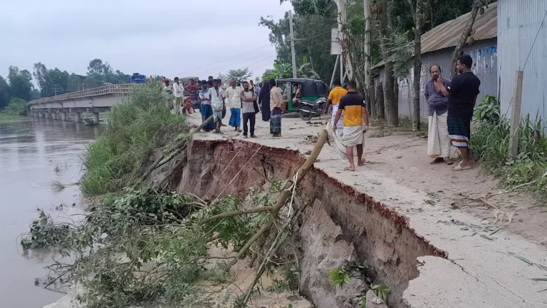 ব্রিজের সংযোগ সড়ক ভেঙে যোগাযোগ বিচ্ছিন্ন