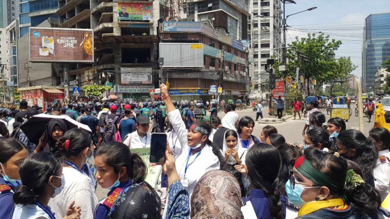 কাকরাইলে শিক্ষার্থীদের সড়ক অবরোধ