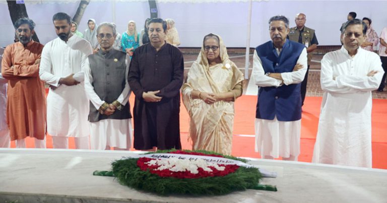 টুঙ্গিপাড়ায় বঙ্গবন্ধুর সমাধিতে প্রধানমন্ত্রীর শ্রদ্ধা
