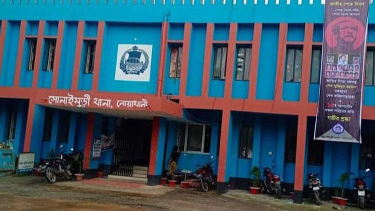 নোয়াখালীতে কাভার্ডভ্যান চাপায় ভাই-বোন নিহত