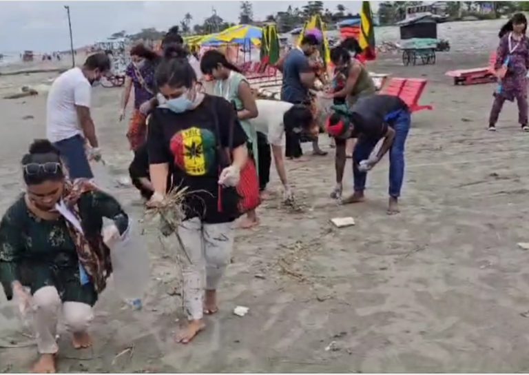 ৩য় লিঙ্গের মানুষদের সৈকত পরিচ্ছন্নতা অভিযান