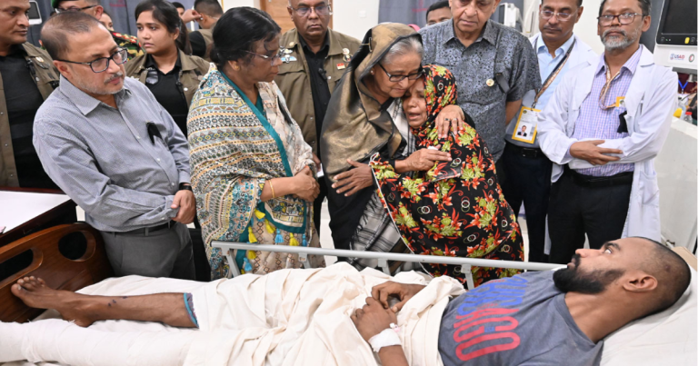 আহতদের দেখতে সোহরাওয়ার্দী হাসপাতাল পরিদর্শনে প্রধানমন্ত্রী
