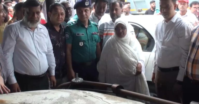 গাজীপুরে নাশকতাস্থল পরিদর্শনে সিটি মেয়র