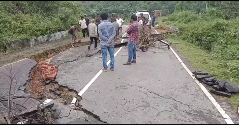 সিন্দুকছড়ি সড়কে ফাটল, যান চলাচল বন্ধ