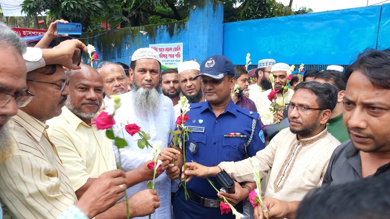 ফুলের শুভেচ্ছায় সিক্ত হয়ে ফাঁড়িতে ফিরল পুলিশ