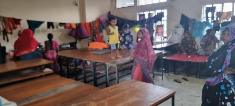 নোয়াখালীতে আশ্রয়কেন্দ্রে ঠাঁই নেই, পানিবন্দি ২১ লাখ মানুষ