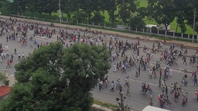 গণভবনে হাজারো জনতার উল্লাস