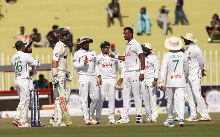 হাসান-শরীফুলের বোলিংয়ে চাপে পাকিস্তান