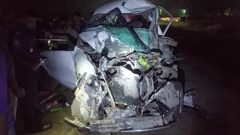 সিরাজগঞ্জে ট্রাক-মাইক্রোবাসের মুখোমুখি সংঘর্ষে নিহত ৪