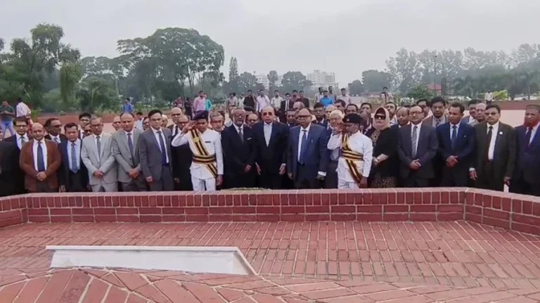 স্মৃতিসৌধ ও শহীদ মিনারে প্রধান বিচারপতির শ্রদ্ধা
