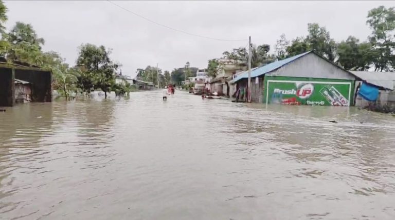 ফেনীতে স্মরণকালের ভয়াবহ বন্যা, পানিবন্দি লাখো মানুষ