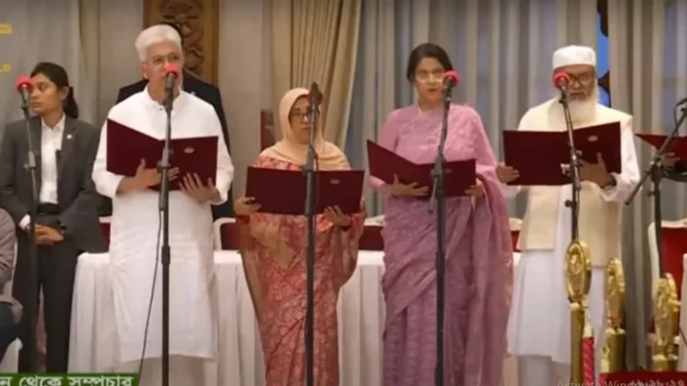 শপথ নিলেন ১৩ উপদেষ্টা