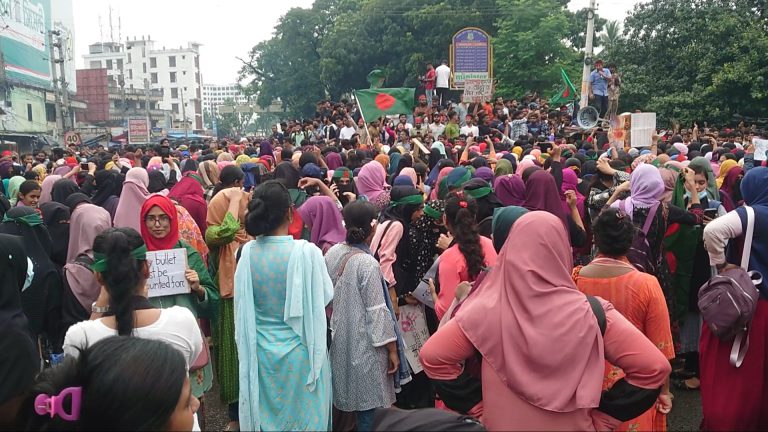 যশোরে শীক্ষার্থীদের বিক্ষোভ মিছিল; সড়ক অবরোধ