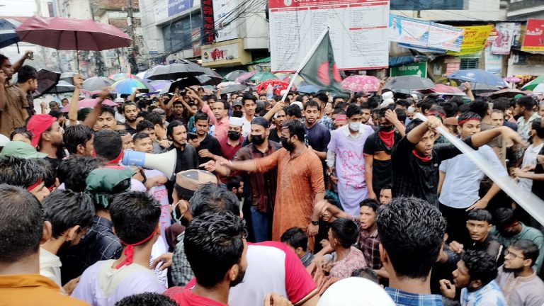বৃষ্টি উপেক্ষা করে শিক্ষার্থীদের গণমিছিলে উত্তাল ফেনী