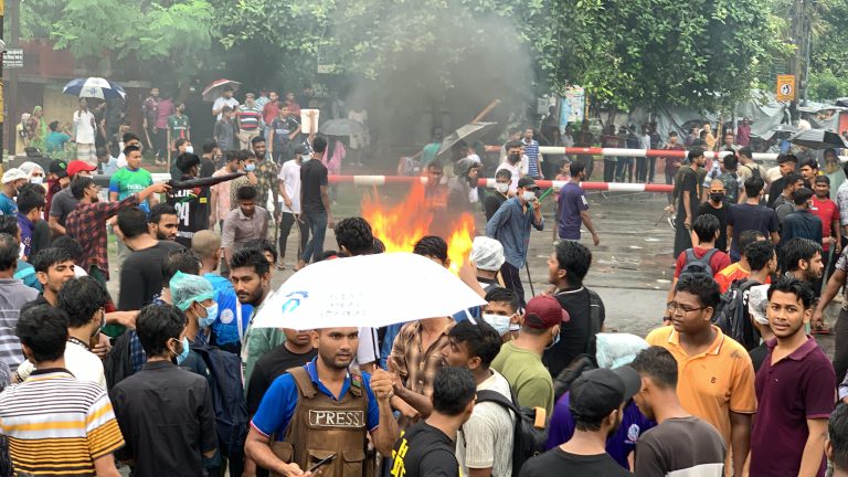 বৃষ্টি উপেক্ষা করে রাজশাহীতে শিক্ষার্থীদের বিক্ষোভ