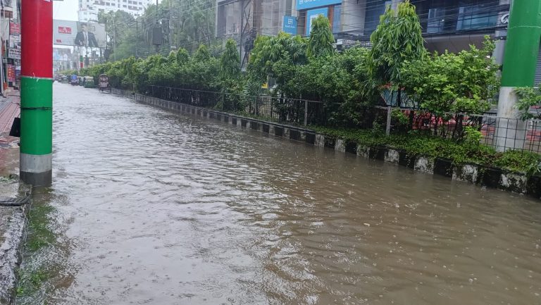 ভারী বর্ষায় তলিয়েছে ফেনী শহর, ভোগান্তিতে জনগণ