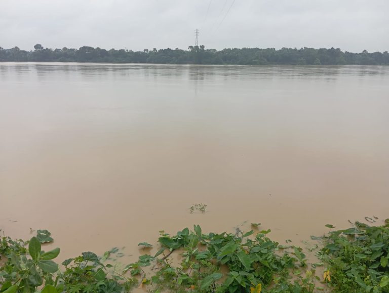 কুমিল্লায় গোমতীর পানি বিপৎসীমা ছুঁইছুঁই, আতঙ্কে স্থানীয়রা