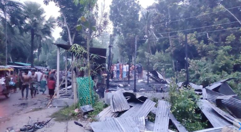 দুর্বৃত্তদের আগুনে পুড়ল ৮ দোকান