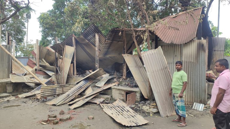 ব্রাহ্মণবাড়িয়ায় ৫ হাজার টাকা নিয়ে গ্রামবাসীর সংঘর্ষ