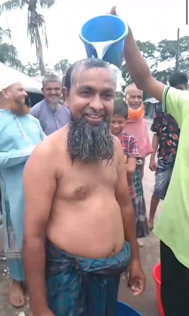 স্ত্রী তালাক দেয়ায় আনন্দে স্বামীর দুধ দিয়ে গোসল