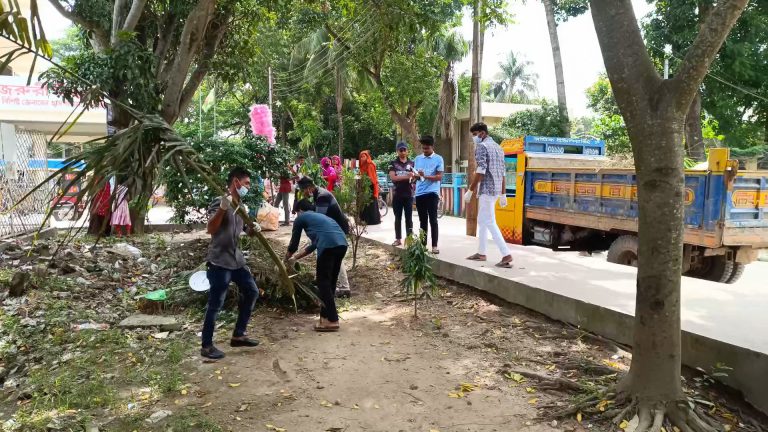 হাসপাতাল পরিস্কার ও শৃঙ্খলা ফেরাতে শিক্ষার্থীরা