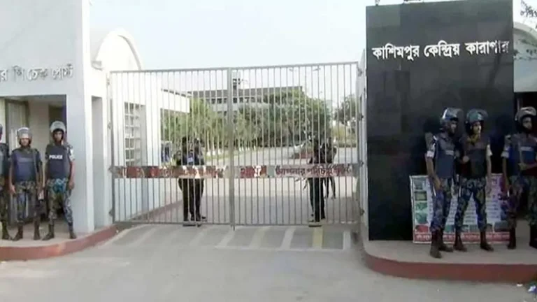 কাশিমপুর কারাগারের দেয়াল টপকে পালালেন ২০৯ বন্দী, গুলিতে নিহত ৬