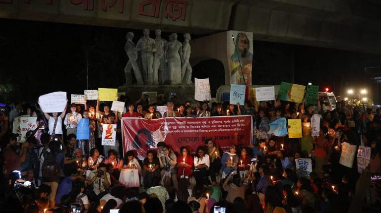 কলকাতায় মৌমিতা হত্যাকান্ডের প্রতিবাদে ঢাকায় শিক্ষার্থীদের বিক্ষোভ