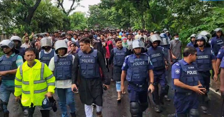 শিক্ষার্থীদের শান্তিপূর্ণ গণমিছিল, পুলিশের সহযোগিতা!